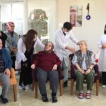 huzurevini ziyaret edip yaslilarla egzersiz yaptilar 9117bc4a588b