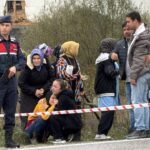 Acı Kaza Sonrası Yakınları Sinir Krizi Geçirdi 5 isci servis midibusu devrildi 1 olu 19 yarali 2 a047c9827475