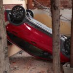 Ataşehir'de otomobil apartmanın bahçesine düştü, sürücü hastaneye kaldırıldı 1 istanbul atasehirde otomobil apartmanin bahcesine uctu 9d49c7f8f466