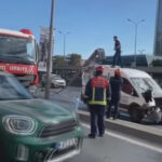 istanbul avcilarda minibusun carptigi elektrik diregi d 100e devrildi fa5723e3e5d4