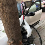 istanbul avcilarda surucusunun fren yerine gaza bastigi otomobil agaca carpti 053f59a36277