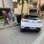 istanbul avcilarda surucusunun fren yerine gaza bastigi otomobil agaca carpti 77b61d2ede52