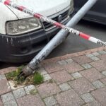 istanbul besiktas ve sislide agacla elektrik diregi araclarin ustune devrildi 4c2becd5c5ec