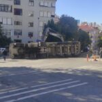 Mıcır Yüklü Kamyon Boşaltma Sırasında Devrildi, Şoför Hastaneye Kaldırıldı 5 istanbul besiktasta yukunu bosaltan hafriyat kamyonu devrildi kaza kamerada 8fbea367091e