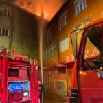 istanbul beyoglunda tekstil atolyesinin catisi alev alev yandi de554e62d144
