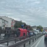 istanbul buyukcekmece d 100 karayolunda tir devrildi yol trafige kapatildi 1 8d3a44409058