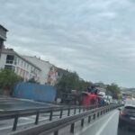 istanbul buyukcekmece d 100 karayolunda tir devrildi yol trafige kapatildi 1 bd4fb9b49d25