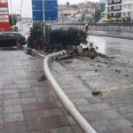 istanbul buyukcekmecede aydinlatma diregine carpan minibus devrildi 2 yarali 3bc7d3597132
