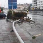 istanbul buyukcekmecede aydinlatma diregine carpan minibus devrildi 2 yarali 633fc107c5f3