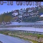 istanbul buyukcekmecede iett otobusunun kayarak yoldan ciktigi anlar kamerada 0aa997ce3171