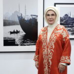 Emine Erdoğan, Vakıfbank Sanat Galerisi'nin açılışında genç sanatçılar için ilham kaynağı olmasını diledi 7 istanbul emine erdogan vakifbank sanat galerisinin acilisina katildi goruntu eklendi 4271dd086a46