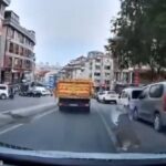 istanbul eyupsultanda otomobil u donusu sirasinda kamyonetle carpisti kaza ani kamerada 1d4203c4fab6