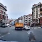 istanbul eyupsultanda otomobil u donusu sirasinda kamyonetle carpisti kaza ani kamerada 2c212b7f1387