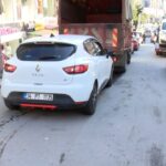 istanbul gungorende arizalanan otomobilini kontrol ederken 2 arac arasinda sikisti bf8996cf090d