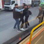 istanbul kagithanede minibus soforunden meslektasina tekme tokat saldiri sen oldun diye tehdit etti e407684a6fcb