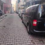 istanbul kagithanede park halindeki araclarin aynalarini yumrukla kirdi d1232b460108