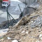 istanbul kucukcekmecede fabrikanin istinat duvari 3 aracin uzerine coktu 6d448be2a235