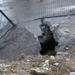 istanbul kucukcekmecede fabrikanin istinat duvari 3 aracin uzerine coktu 70f0dd3538f5