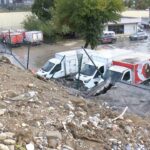 istanbul kucukcekmecede fabrikanin istinat duvari 3 aracin uzerine coktu c413602ff1c3