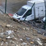 istanbul kucukcekmecede fabrikanin istinat duvari 3 aracin uzerine coktu e8cb158d410a
