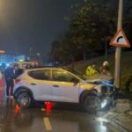 istanbul kucukcekmecede islak yolda kayan otomobil aydinlatma diregine carpti 453fb503fbc2
