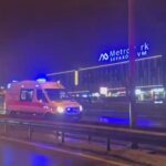 istanbul kucukcekmecede islak yolda kayan otomobil aydinlatma diregine carpti 6253f91acd92