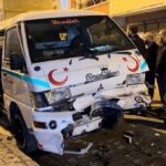 istanbul kucukcekmecede otomobil park halindeki araclara carpti 2 yarali 55d8f769af84