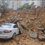 istanbul maltepede istinat duvarinin park halindeki 3 aracin uzerine coktugu anlar kamerada ek fotograflarla 7787523b2a47