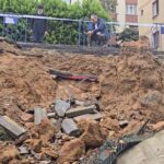 istanbul maltepede istinat duvarinin park halindeki 3 aracin uzerine coktugu anlar kamerada ek fotograflarla 9834e538949a