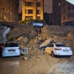 istanbul maltepede istinat duvarinin park halindeki 3 aracin uzerine coktugu anlar kamerada ek fotograflarla c8e529297197