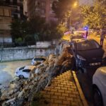 istanbul maltepede istinat duvarinin park halindeki 3 aracin uzerine coktugu anlar kamerada ek fotograflarla e60da5e000f8
