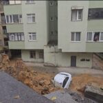 istanbul maltepede istinat duvarinin park halindeki 3 aracin uzerine coktugu anlar kamerada ek fotograflarla ed283b9ef6fc