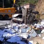 istanbul sariyerde soforun direksiyon hakimiyetini kaybettigi kamyon alt yola dustu fc1f4af08483