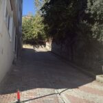 istanbul sariyerde yokustan kayan otomobil binaya carpip korkuluklarda asili kaldi 63c46ce04498