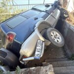 istanbul sariyerde yokustan kayan otomobil binaya carpip korkuluklarda asili kaldi cabe31191a64