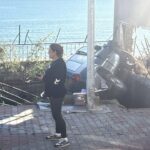 istanbul sariyerde yokustan kayan otomobil binaya carpip korkuluklarda asili kaldi f42d80183a5e