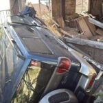 istanbul sariyerde yokustan kayan otomobil binaya carpip korkuluklarda asili kaldi fe83f37e6b63