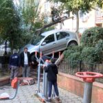istanbul sislide yokustan kayan otomobil cocuk parkina girdi 533fee5e2ec7