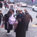 İstanbul'da kırtasiyede 12 yaşındaki çocuğu taciz eden kişi, çevredekiler tarafından yakalanarak darp edildi. 1 istanbul sultangazide cocugu taciz ettigi one surulen kisiyi mahalleli darbetti 518b3bbc6d67