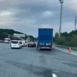 istanbul tir soforu zikzak cizerek ilerledi dorsedeki yukler yola savruldu 621126f90ed1