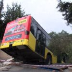 istanbul uskudarda el freni cekilmeyen iett otobusu istinat duvarina carparak askida kaldi genis haber 3f1b38a06a3b