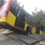 istanbul uskudarda el freni cekilmeyen iett otobusu istinat duvarina carparak askida kaldi genis haber a470c09cff5f