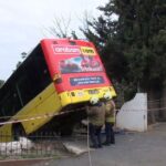istanbul uskudarda el freni cekilmeyen iett otobusu istinat duvarina carparak askida kaldi genis haber e5815606290b