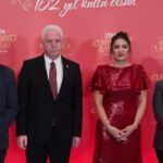 Cumhuriyet’in 102. yılı dolayısıyla İstanbul'da anlamlı bir bayramlaşma etkinliği gerçekleştirildi 1 istanbul vali gul cumhuriyet emin ellerde diyoruz 9a6a45340ae9