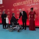 Cumhuriyet’in 102. yılı dolayısıyla İstanbul'da anlamlı bir bayramlaşma etkinliği gerçekleştirildi 3 istanbul vali gul cumhuriyet emin ellerde diyoruz b8e1af6f4a23