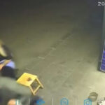 Adana'da Kaldırımda Çekirdek Çitleyen Hırsız, Esnafın Cep Telefonunu Çaldı 2 kaldirimda cekirdek citleyerek yururken taburedeki cep telefonunu caldi video eklendi b31859f67924