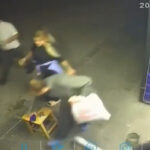 Adana'da Kaldırımda Çekirdek Çitleyen Hırsız, Esnafın Cep Telefonunu Çaldı 1 kaldirimda cekirdek citleyerek yururken taburedeki cep telefonunu caldi video eklendi cfd71dc0e032