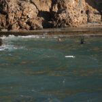 kayalikta mahsur kaldi ekipleri beklemeden yuzerek kiyiya cikti 36b0cc11e9d9