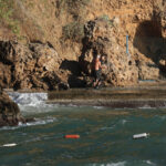 kayalikta mahsur kaldi ekipleri beklemeden yuzerek kiyiya cikti 8989574d26a4