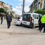 İnegöl'de Otomobil ve Hafif Ticari Araç Çarpıştı, Bir Yaralı! 1 kazada savrulan hafif ticari arac ile otomobil site duvarina carpti 4212e91b064f